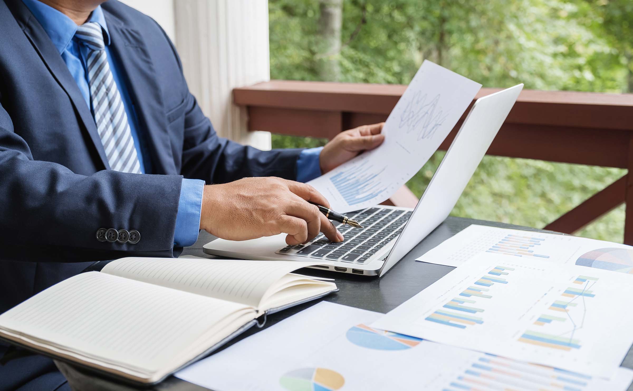 businessman-hand-holding-pen-analysis-the-graph-w-TJ6HDG6.jpg