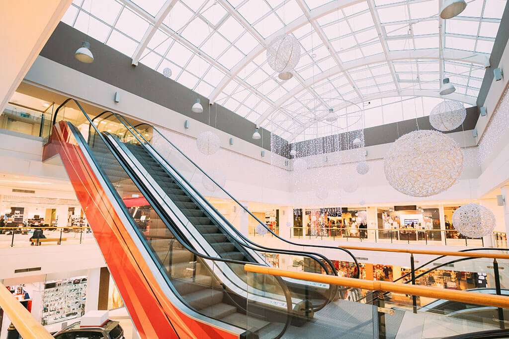 escalator-in-modern-shopping-mall-shopping-centre-E8UJNDC.jpg