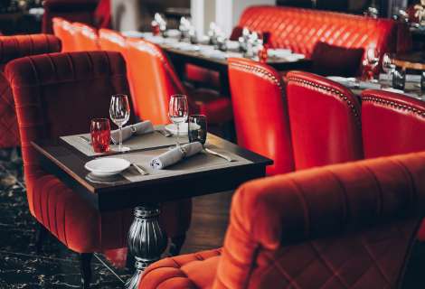 luxury-red-table-setting-at-reception-in-restauran-2023-11-27-05-29-47-utc-1.jpg
