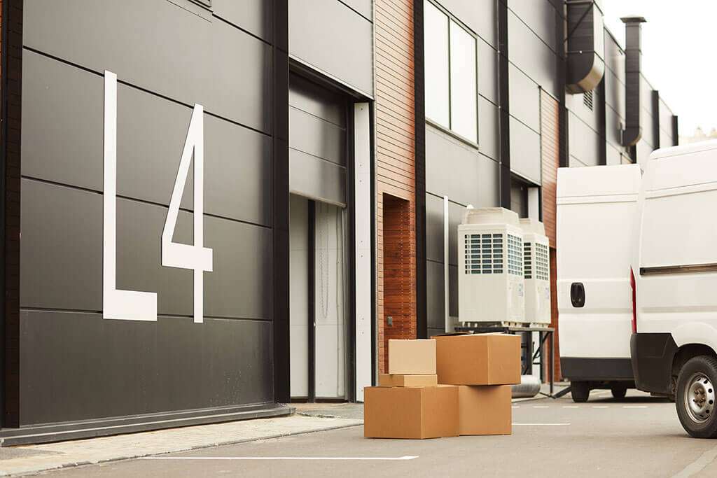 warehouse-for-parcels-and-loads-KAFET8F.jpg